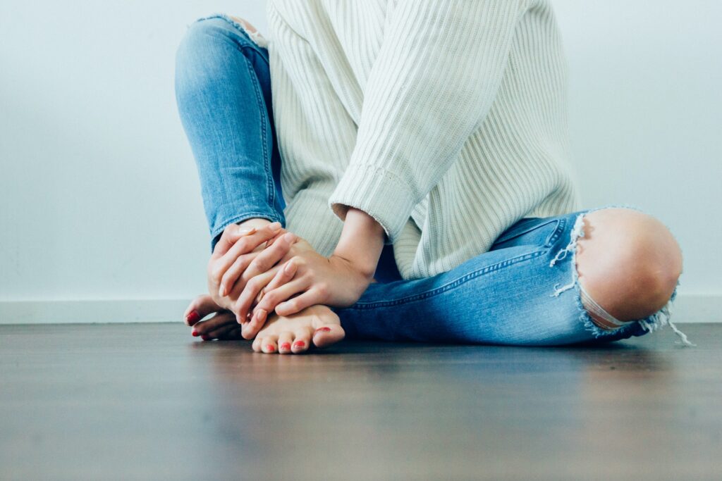 women images & pictures, health images, website backgrounds, barefoot, bare feet, lifestyle, sitting, interior, wellness